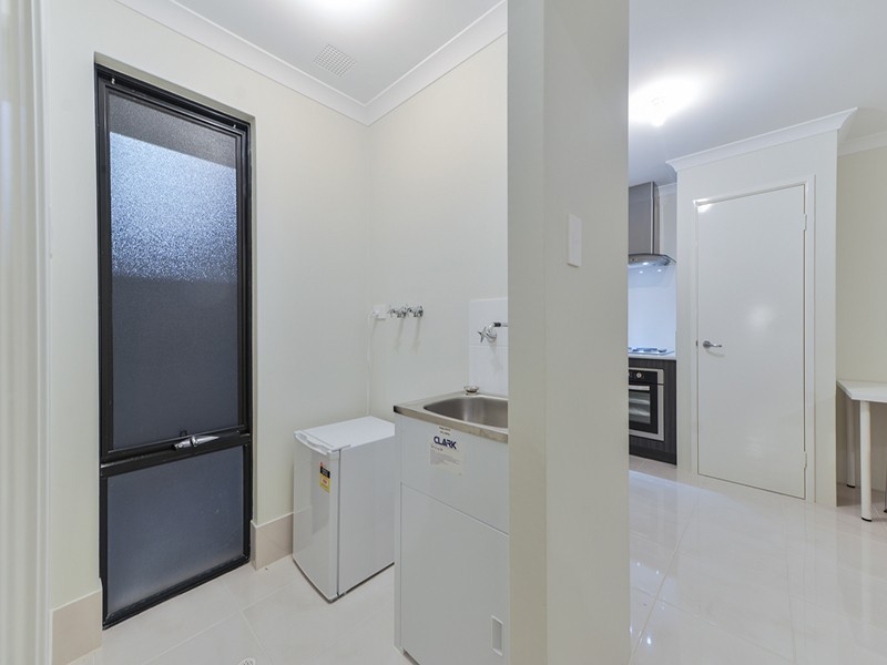 8/6 Strelitzia Avenue, Forrestfield WA 6058