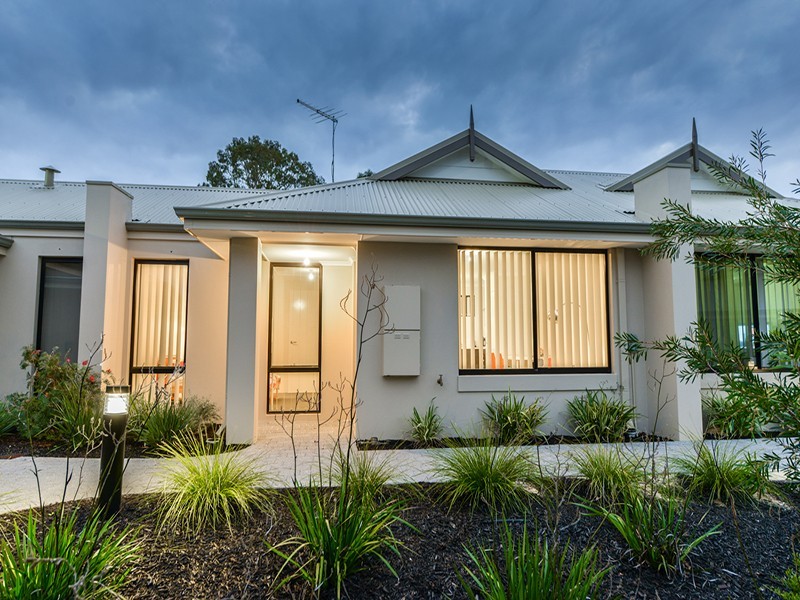 8/6 Strelitzia Avenue, Forrestfield WA 6058