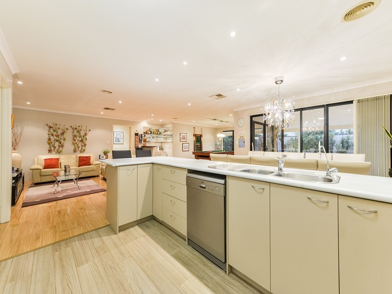 13 Templar Pass, Wattle Grove WA 6107