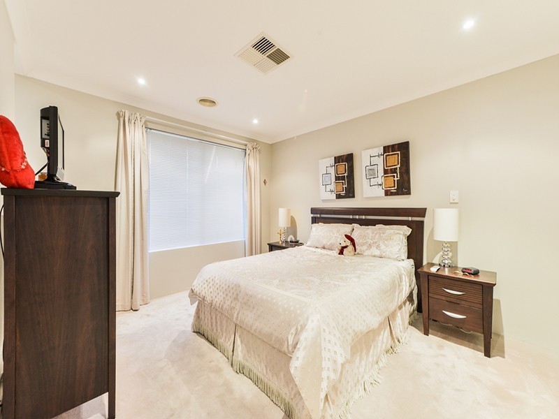 13 Templar Pass, Wattle Grove WA 6107