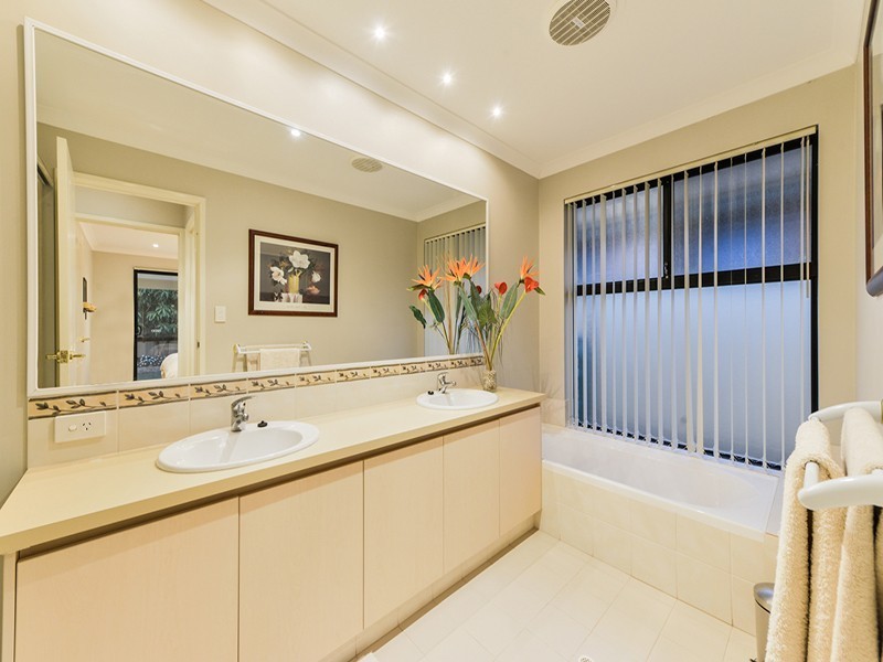 13 Templar Pass, Wattle Grove WA 6107