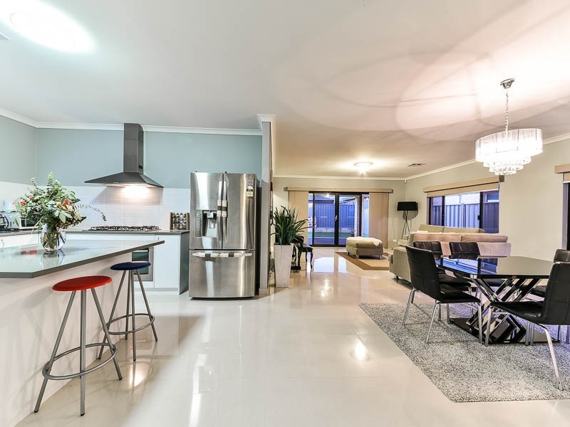 15 Reginald Street, Queens Park WA 6107