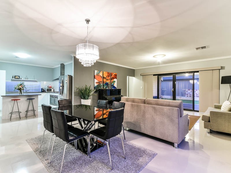 15 Reginald Street, Queens Park WA 6107