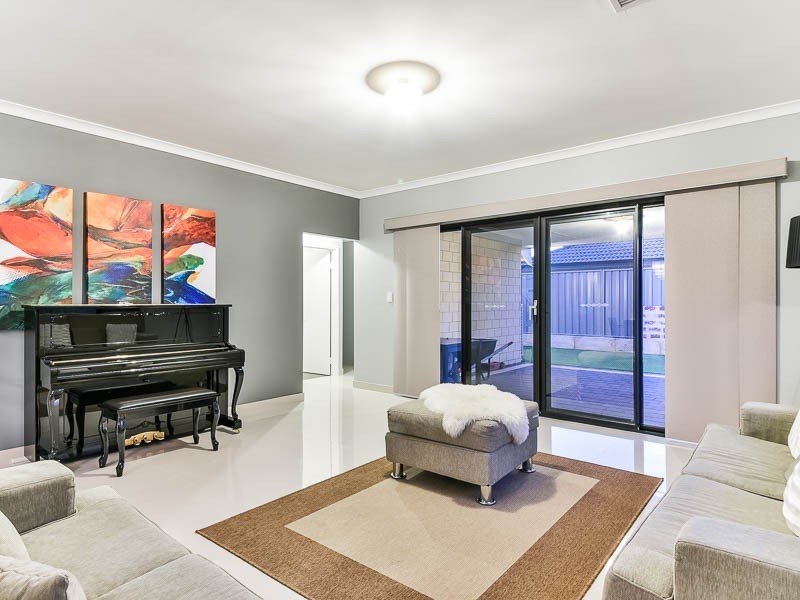 15 Reginald Street, Queens Park WA 6107