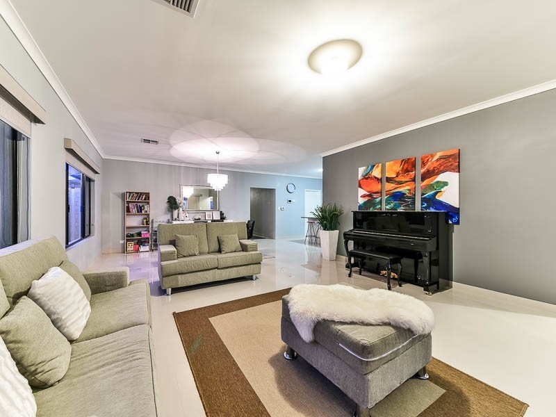 15 Reginald Street, Queens Park WA 6107