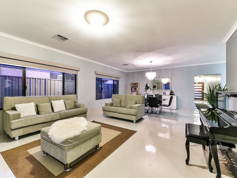 15 Reginald Street, Queens Park WA 6107