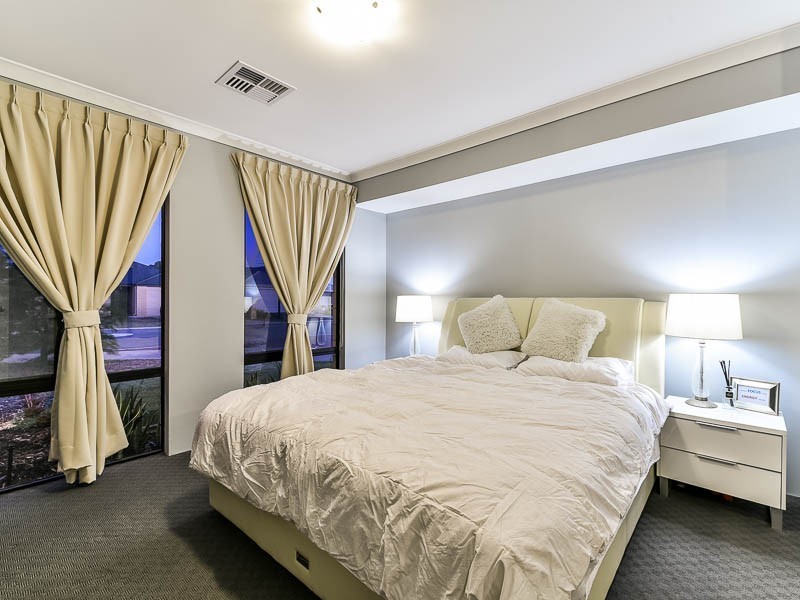 15 Reginald Street, Queens Park WA 6107