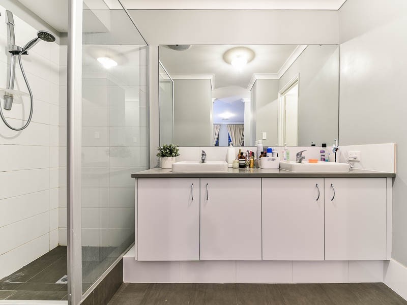 15 Reginald Street, Queens Park WA 6107