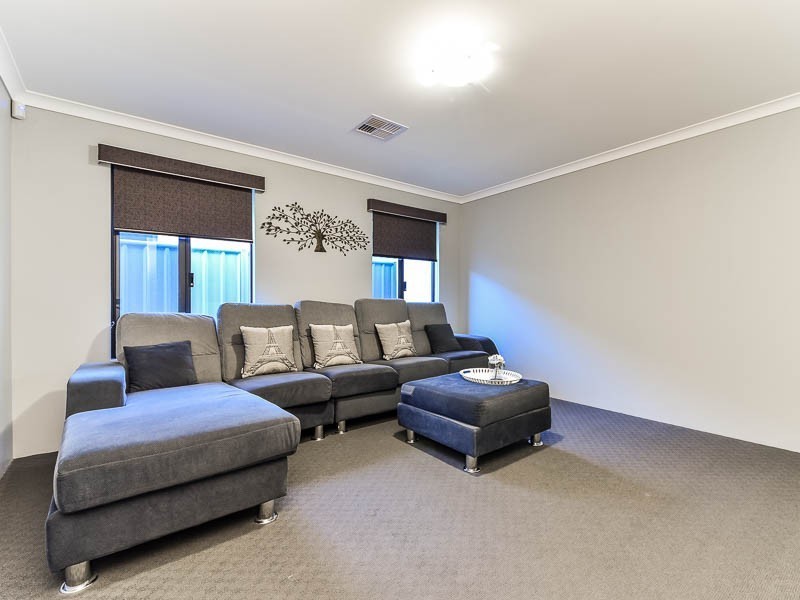 15 Reginald Street, Queens Park WA 6107