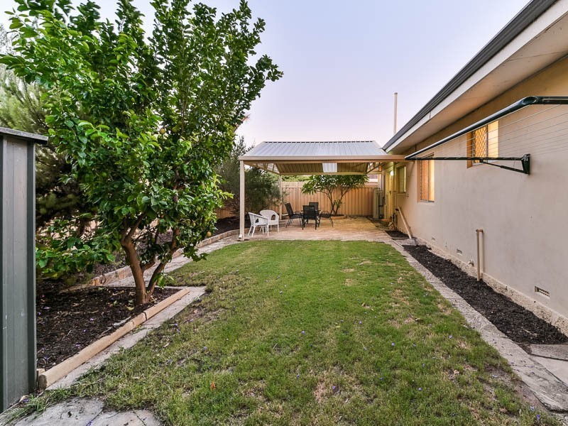 22 Thomas Street, Queens Park WA 6107