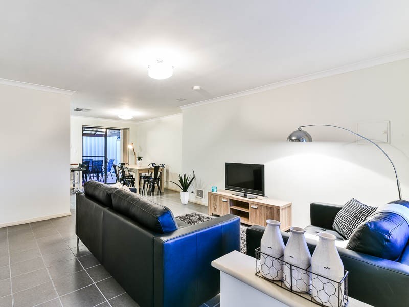 2/14 Stephen Street, Queens Park WA 6107