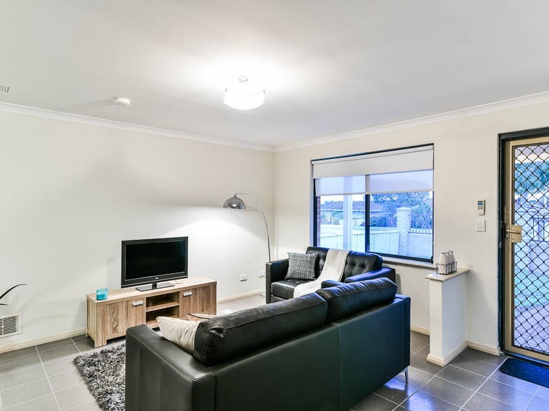 2/14 Stephen Street, Queens Park WA 6107