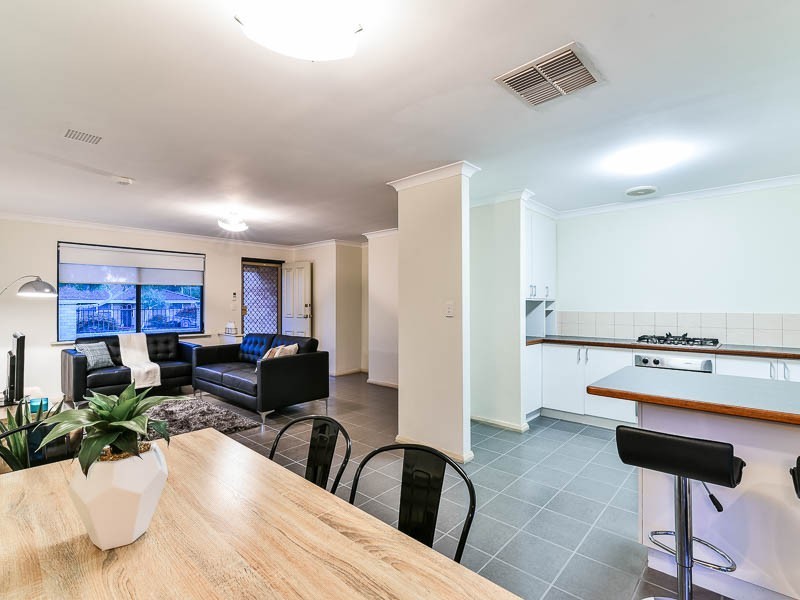 2/14 Stephen Street, Queens Park WA 6107