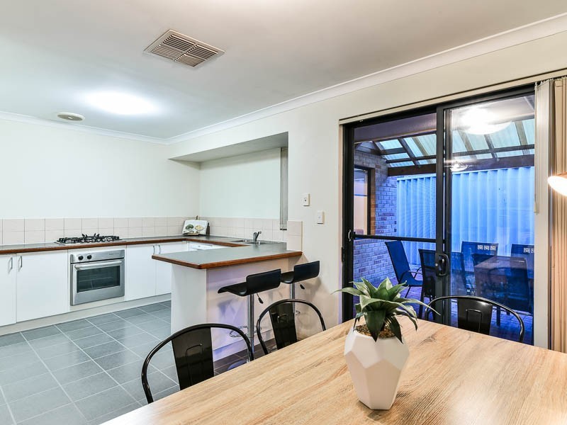 2/14 Stephen Street, Queens Park WA 6107