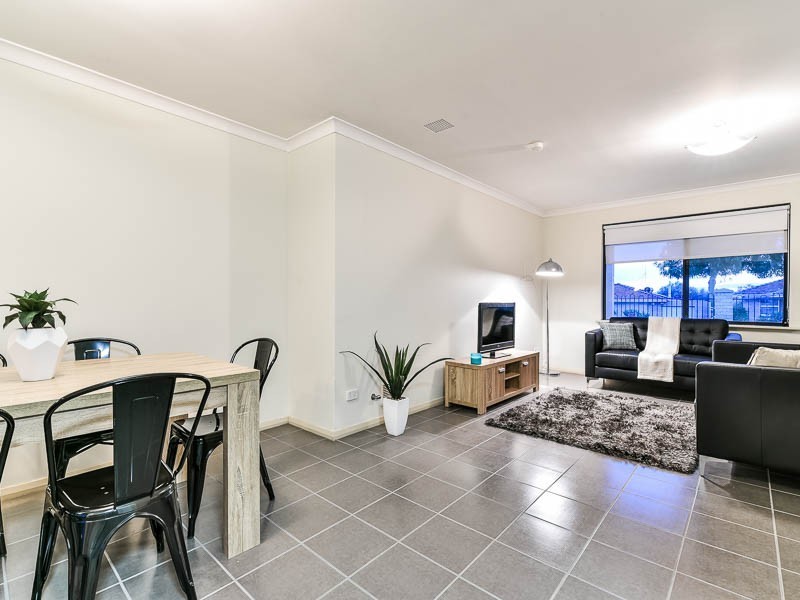 2/14 Stephen Street, Queens Park WA 6107