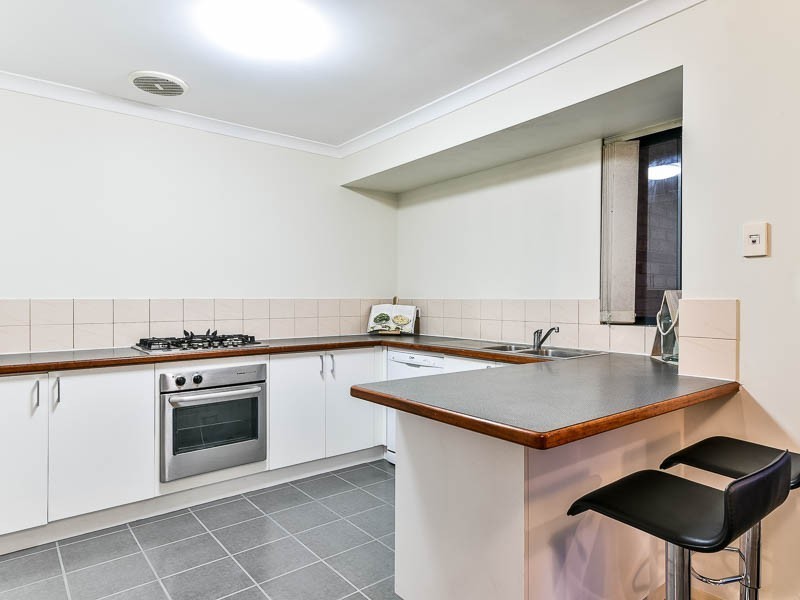 2/14 Stephen Street, Queens Park WA 6107