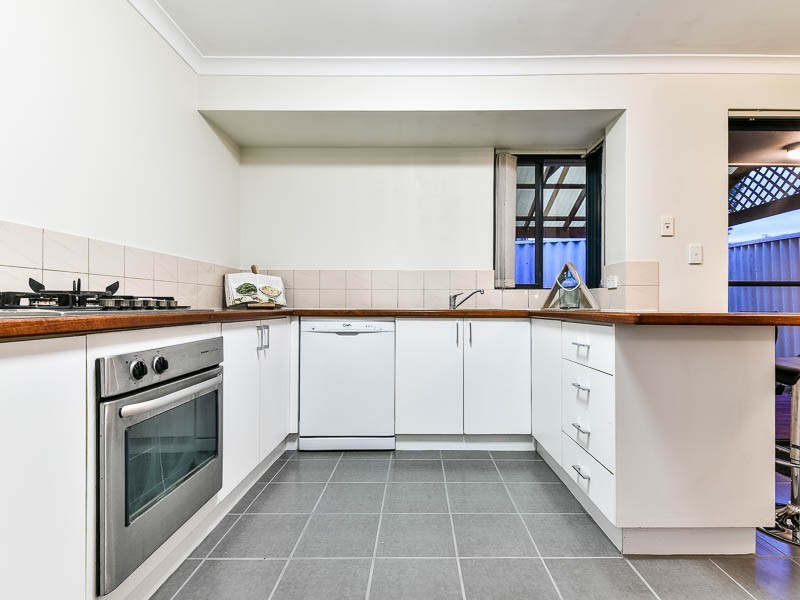 2/14 Stephen Street, Queens Park WA 6107