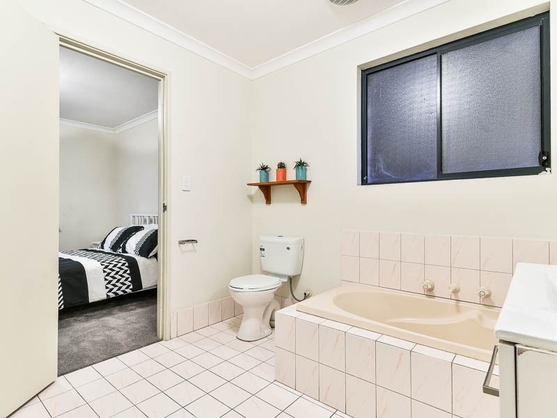 2/14 Stephen Street, Queens Park WA 6107