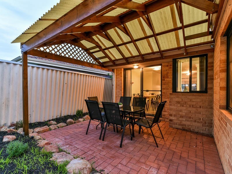 2/14 Stephen Street, Queens Park WA 6107