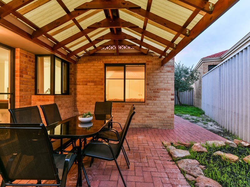 2/14 Stephen Street, Queens Park WA 6107