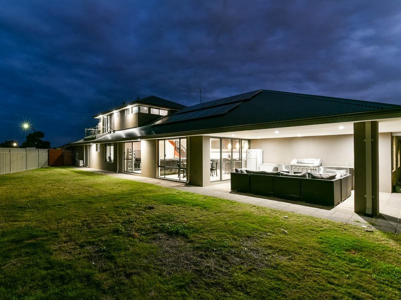 1 Reginald Street, Queens Park WA 6107