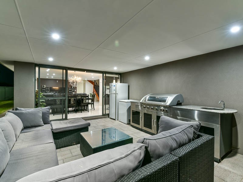 1 Reginald Street, Queens Park WA 6107