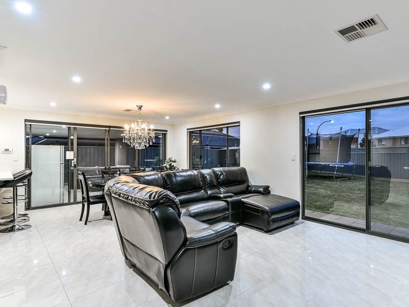 1 Reginald Street, Queens Park WA 6107