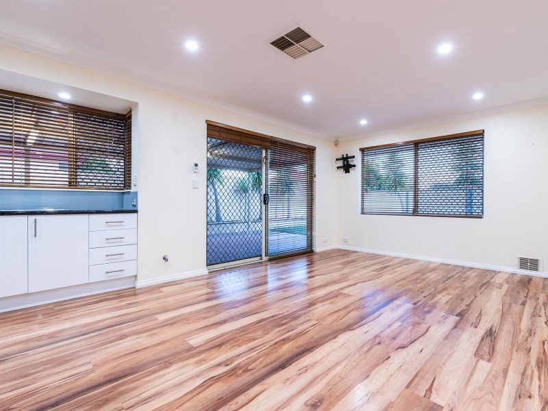 11 Hollyoak Place, Thornlie WA 6108