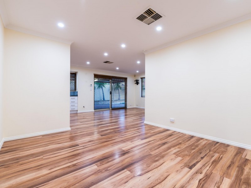 11 Hollyoak Place, Thornlie WA 6108