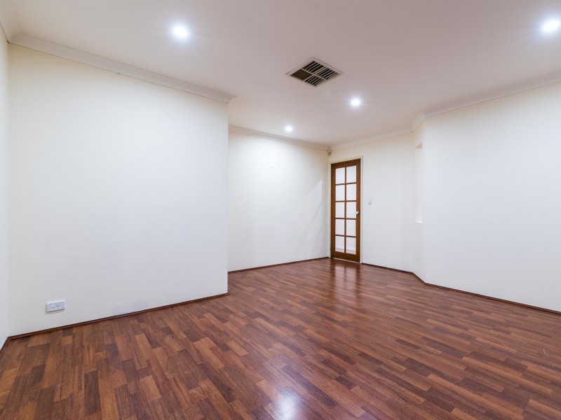 11 Hollyoak Place, Thornlie WA 6108