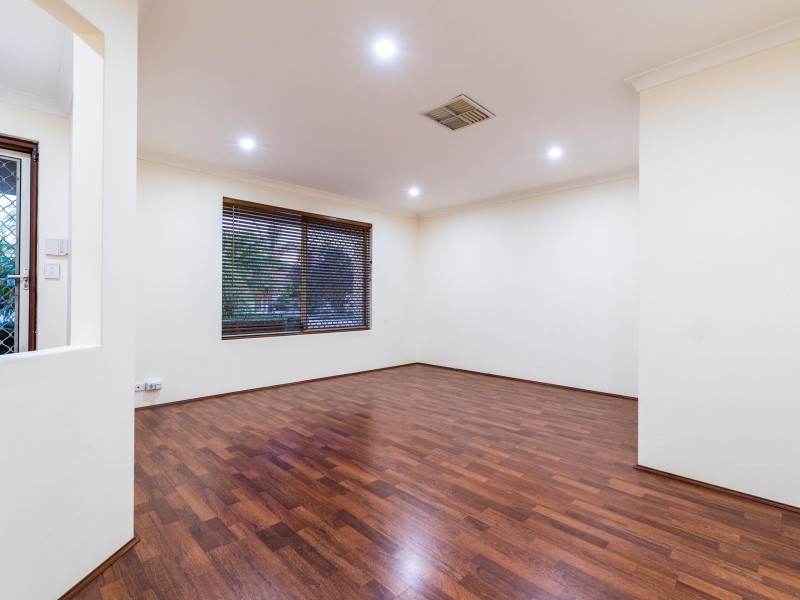 11 Hollyoak Place, Thornlie WA 6108