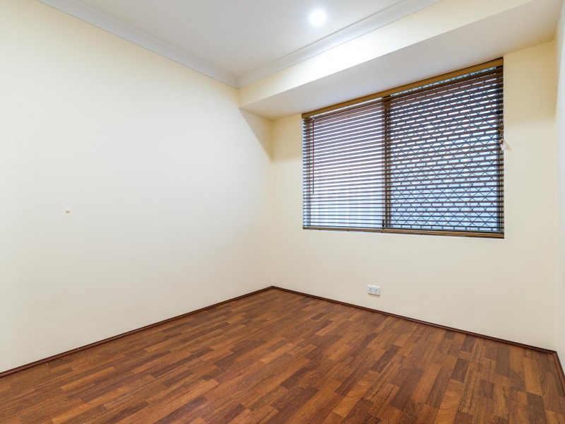 11 Hollyoak Place, Thornlie WA 6108