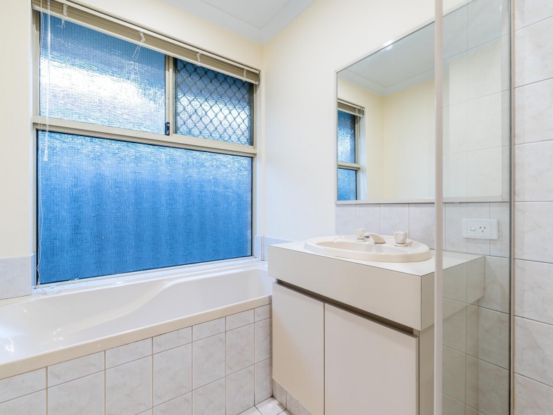 11 Hollyoak Place, Thornlie WA 6108