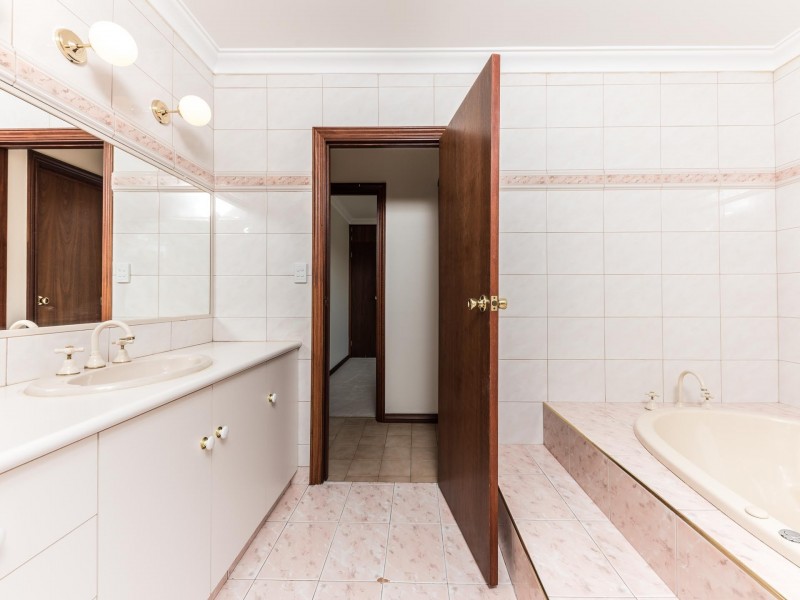 19 Shacklock Crescent, Winthrop WA 6150