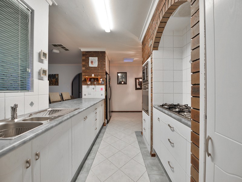 11 Ravenslea Drive, Parkwood WA 6147