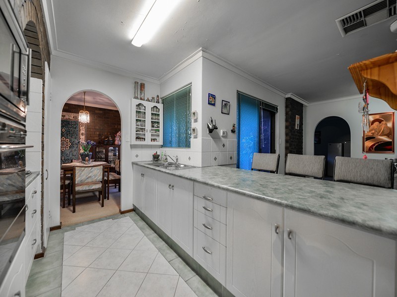 11 Ravenslea Drive, Parkwood WA 6147