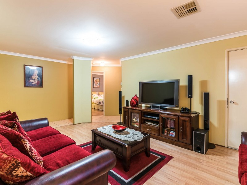 15 Spoonbill Place, Queens Park WA 6107