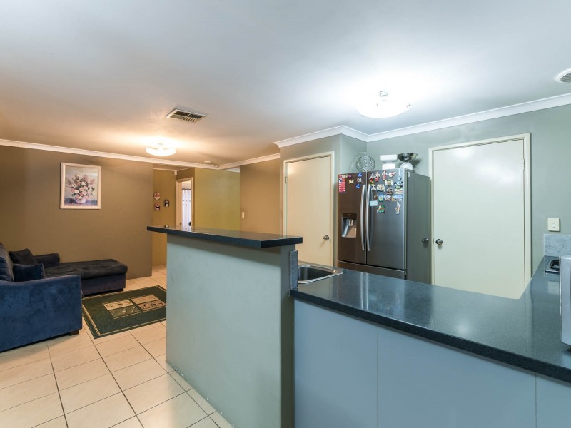 15 Spoonbill Place, Queens Park WA 6107
