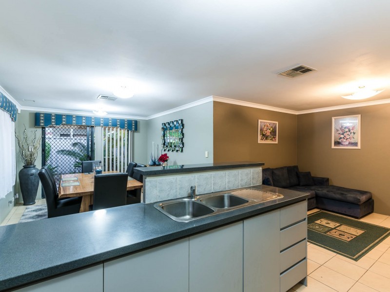 15 Spoonbill Place, Queens Park WA 6107