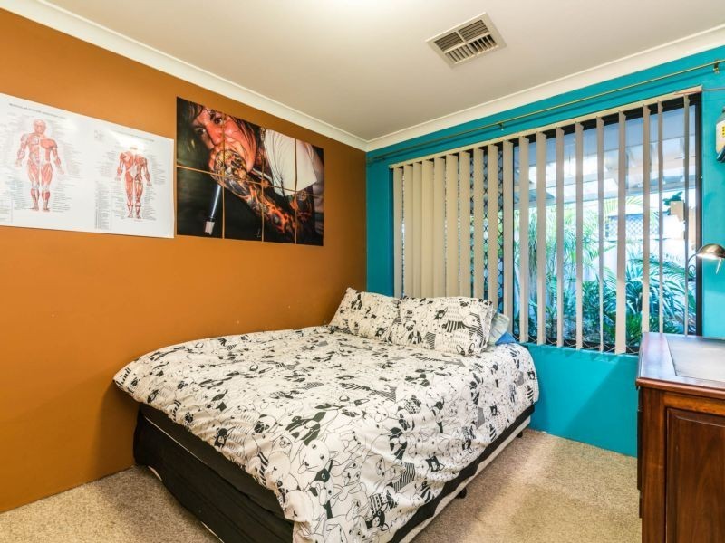 15 Spoonbill Place, Queens Park WA 6107
