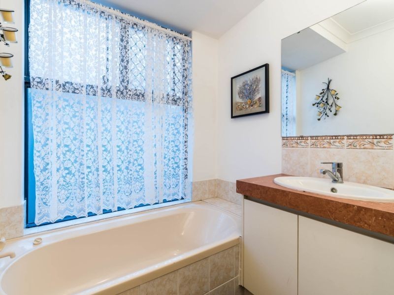 15 Spoonbill Place, Queens Park WA 6107