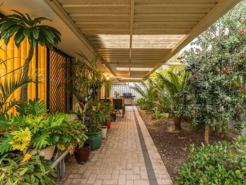 15 Spoonbill Place, Queens Park WA 6107