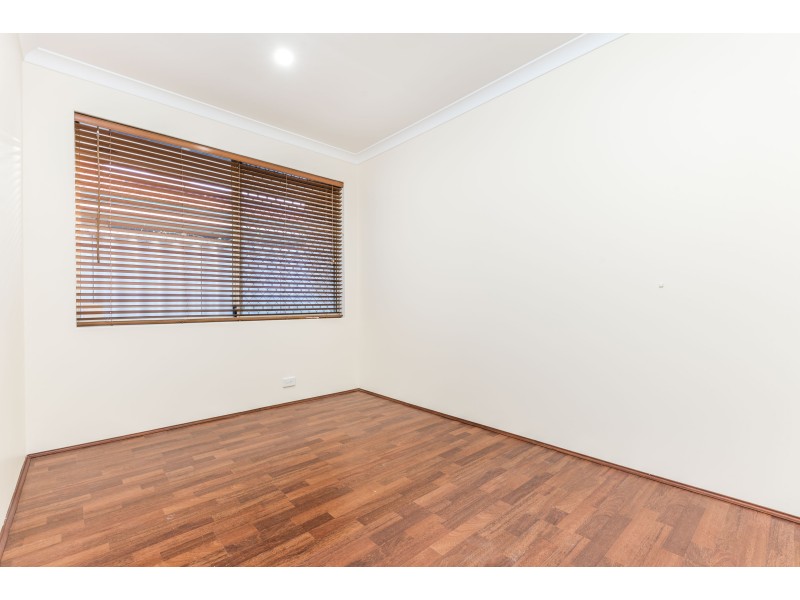 11 Hollyoak Place, Thornlie WA 6108