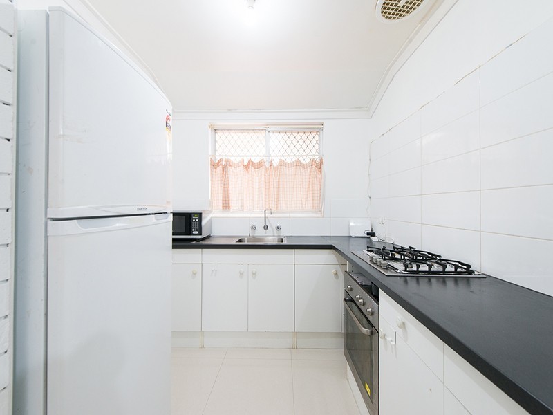 2/311 Wharf Street, Queens Park WA 6107