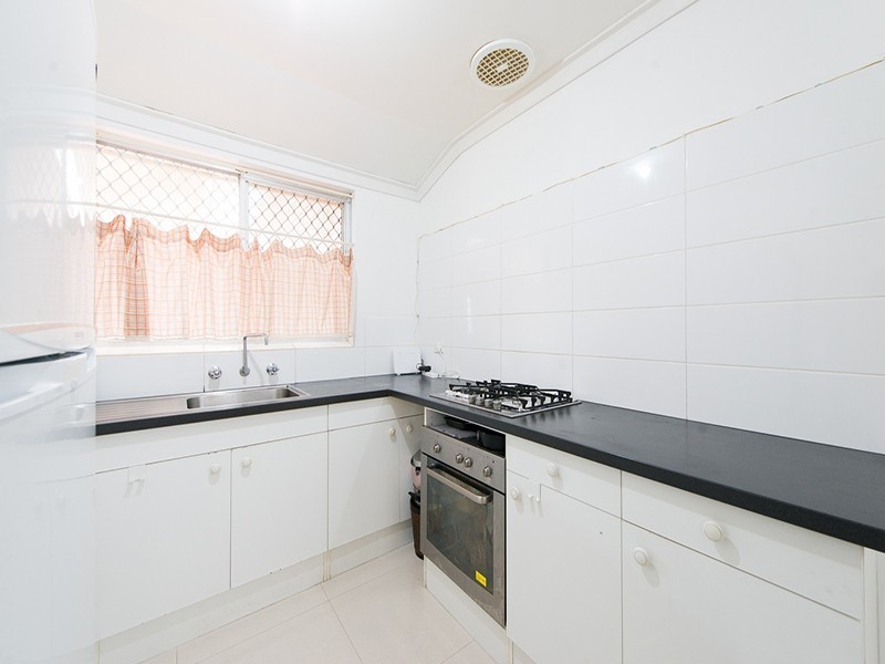 2/311 Wharf Street, Queens Park WA 6107