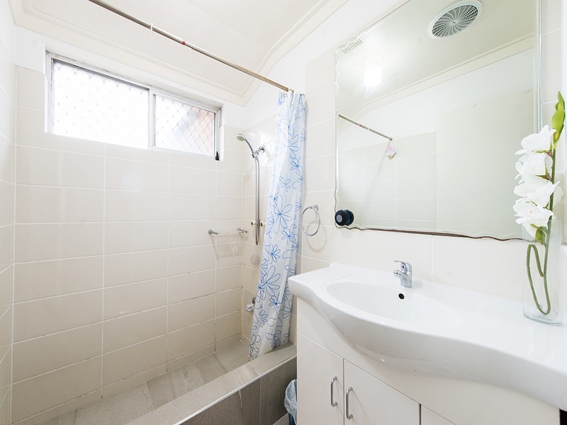 2/311 Wharf Street, Queens Park WA 6107