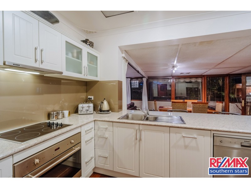 27 Balaka Way, Queens Park WA 6107