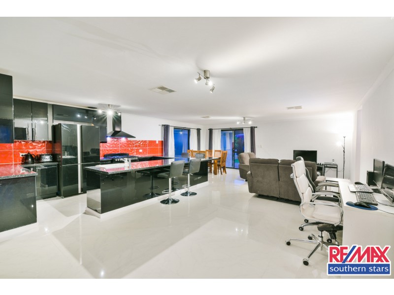 1 Retchford Way, Queens Park WA 6107