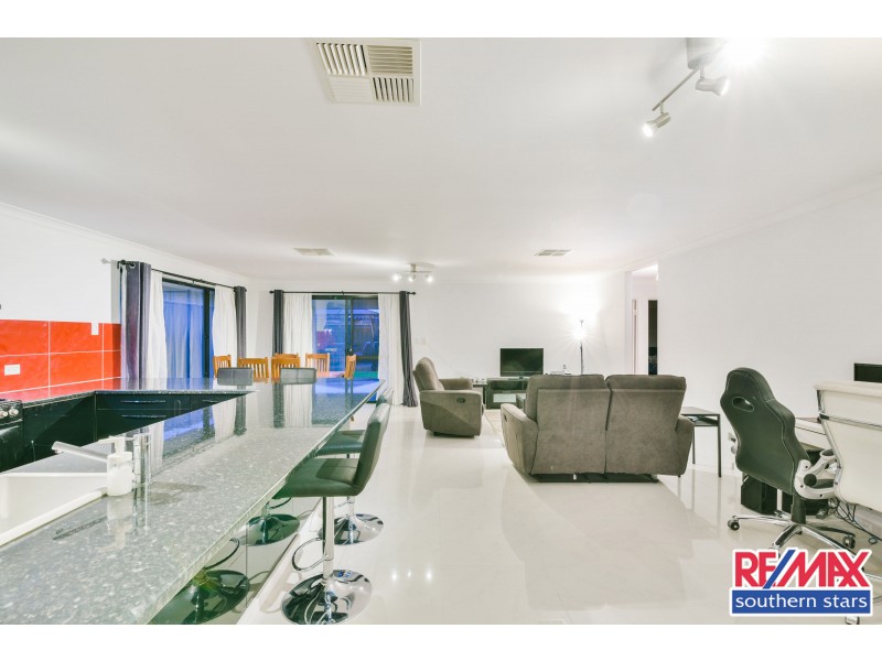 1 Retchford Way, Queens Park WA 6107