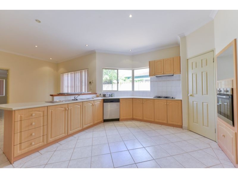 3 Dabchick Close, East Cannington WA 6107